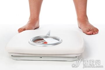 人,圖像,生活方式,影棚拍攝,室內_134097037_Awaiting the moment of truth! Bathroom scale_創意圖片_Getty Images China