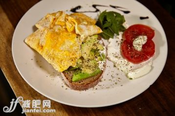 食品,桌子,室內,盤子,麵包_561862177_Organic egg and avocado sandwich_創意圖片_Getty Images China