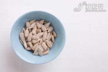 室內,桌布,碗,白晝,小吃_200562531-002_Bowl of sunflower seeds, close-up_創意圖片_Getty Images China