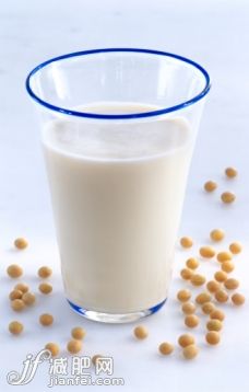 飲料,飲食,影棚拍攝,牛奶,大豆_sb10067655o-001_Glass of soya milk surrounded by soya beans, close-up_創意圖片_Getty Images China