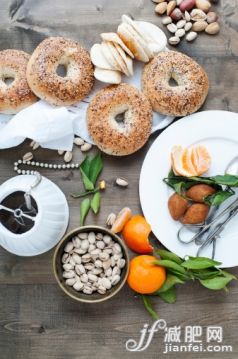 食品,桌子,餐具,室內,餐巾_486462147_Still life of bagels and flatbreads with fruit and nuts_創意圖片_Getty Images China