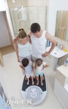 人,二件式睡衣,室內,住宅房間,25歲到29歲_136997029_family in bathroom stood on giant weighing scales_創意圖片_Getty Images China