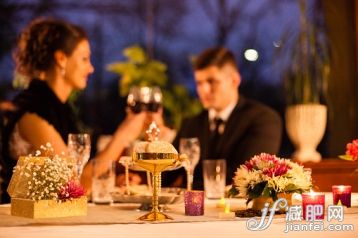 人,飲食,著裝得體,蠟燭,桌子_479777230_Table decoration on romantic dinner at the restaurant_創意圖片_Getty Images China