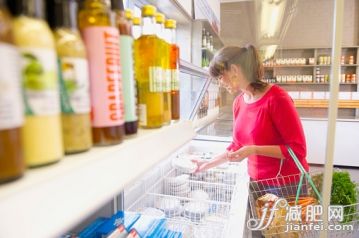 人,飲食,人造物,零售,室內_565880751_Caucasian woman shopping in grocery store_創意圖片_Getty Images China