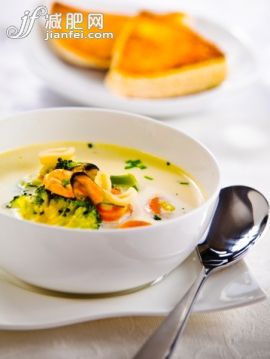 食品,海產,碗,麵包,奶油_149325061_Irish seafood chowder_創意圖片_Getty Images China