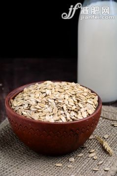 飲食,碗,早餐,穀類,泥土_553989935_Organic rolled oats in bowl_創意圖片_Getty Images China