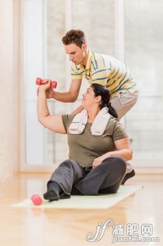 人,生活方式,室內,砝碼,白人_475445740_Personal trainer assisting woman with weightlifting._創意圖片_Getty Images China