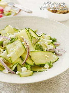 沙拉,夏天,胡瓜,素食,攝影_563737219_Zucchini Feta Salad_創意圖片_Getty Images China