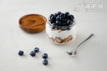 組物體,室內,影棚拍攝,概念,食品_gic11130151_a glass jar of yogurt with blueberries on the top_創意圖片_Getty Images China