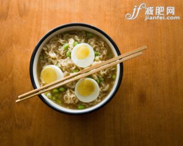 主題,飲食,東亞文化,日本文化,視角_sb10063836g-001_Bowl of noodles with hardboiled egg, overhead view_創意圖片_Getty Images China