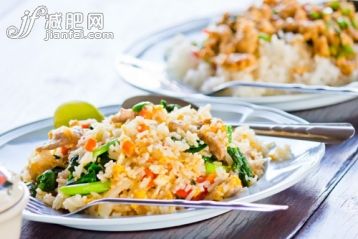 羅勒,早餐,螃蟹,晚餐,雞蛋_gic13498298_Thai style Fried rice with crab on dish,_創意圖片_Getty Images China