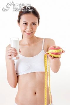 人,飲食,飲料,影棚拍攝,室內_558964813_Young woman holding a glass of milk and apple with smile,_創意圖片_Getty Images China