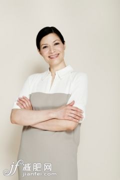 人,著裝得體,連衣裙,商務,影棚拍攝_498888087_Portrait of business woman smiling_創意圖片_Getty Images China