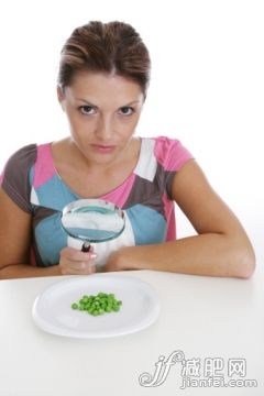 人,飲食,生活方式,影棚拍攝,室內_140513424_Woman observing peas on a plate through magnifying glass, Styria, Austria_創意圖片_Getty Images China