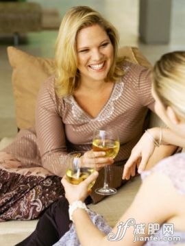 飲食,休閒活動,攝影,含酒精飲料,葡萄酒_57284484_Two women holding glasses of white wine and chatting_創意圖片_Getty Images China