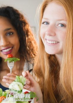 人,飲食,室內,20到24歲,沙拉_143382481_Friends eating salad together_創意圖片_Getty Images China