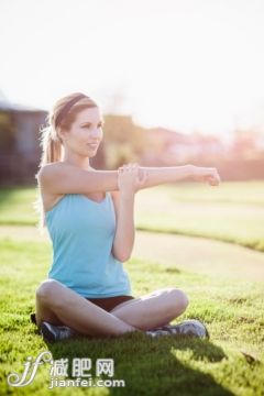 人,生活方式,運動,戶外,30歲到34歲_160019769_Woman sitting cross-legged and doing exercises_創意圖片_Getty Images China