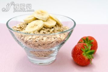 影棚拍攝,桌布,碗,早餐,草莓_150793343_Rolled oats in glass bowl with fruit_創意圖片_Getty Images China