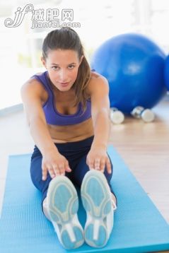 20到24歲,白人,室內,肖像,白晝_gic11144128_Full length portrait of a sporty young woman stretching hands to legs in fitness studio_創意圖片_Getty Images China