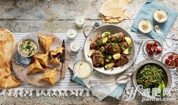 飲食,飲料,食品,桌子,肉_562483817_Lebanese meal for sharing, including baba ganoush (aubergine dip), fatayer bisabanikh (pastry parcels), toum (garlic sauce), laban, djaj meshwi (chicken), khubz (bread), muhallabia (milk pudding), tabbouleh_創意圖片_Getty Images China