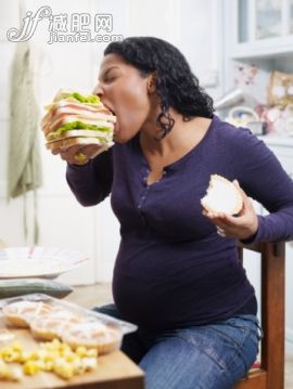 點心派,廚房,人,巨大的,休閒裝_88586547_Pregnant woman eating large sandwich_創意圖片_Getty Images China