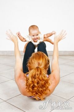 人,住宅內部,生活方式,室內,紅髮人_155420739_Working out with mom_創意圖片_Getty Images China