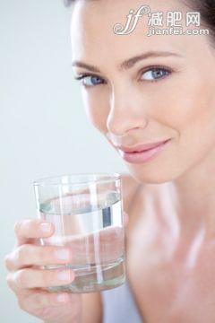 人,飲食,影棚拍攝,25歲到29歲,冷飲_138659111_Woman with a glass of water_創意圖片_Getty Images China