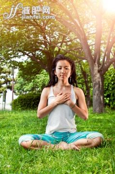 太陽,人,活動,城市,生活方式_478479854_Young asian woman practicing yoga in Tokyo park._創意圖片_Getty Images China