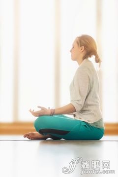 人,室內,20到24歲,金色頭髮,手_562611345_Woman meditating on floor_創意圖片_Getty Images China