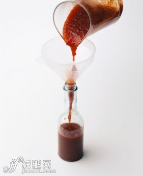 漏斗,飲食,瓶子,影棚拍攝,倒_145063804_Pouring red chilli pepper ketchup through funnel into glass bottle_創意圖片_Getty Images China