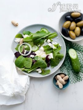 食品,餐具,室內,餐巾,盤子_486462203_Still life of salad plate with bowl of olives and peanuts_創意圖片_Getty Images China