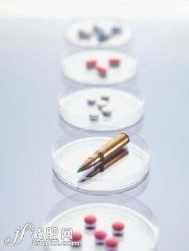 藥,皮氏培養皿,工業,研究,科學_158652261_Bullet and pills in petri dishes in lab_創意圖片_Getty Images China