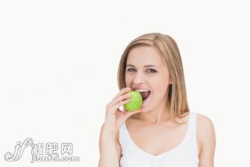 25歲到29歲,白人,白色背景,影棚拍攝,有機食品_gic9495963_Portrait of young woman eating green apple over white background_創意圖片_Getty Images China