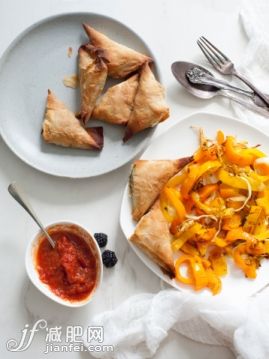 飲食,食品,餐具,影棚拍攝,盤子_505331355_Pepper salad with filo triangles_創意圖片_Getty Images China