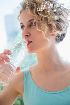 喝,水,健康生活方式,攝影,人_503879111_Young woman drinking water_創意圖片_Getty Images China