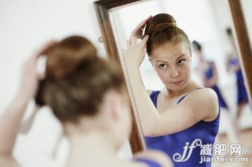 人,鏡子,室內,棕色頭髮,四肢_502368981_Ballet dancer tying hair in bun in mirror._創意圖片_Getty Images China