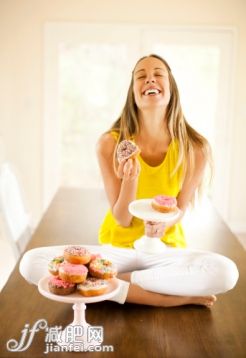 人,桌子,室內,25歲到29歲,快樂_163434288_Woman eating a donut_創意圖片_Getty Images China