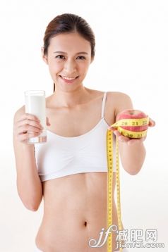 人,飲食,飲料,影棚拍攝,室內_558964813_Young woman holding a glass of milk and apple with smile,_創意圖片_Getty Images China