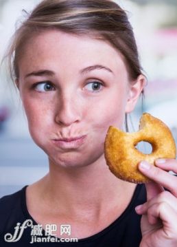 人,室內,20到24歲,灰色眼睛,金色頭髮_494727571_Young woman with big mouthful of doughnut_創意圖片_Getty Images China