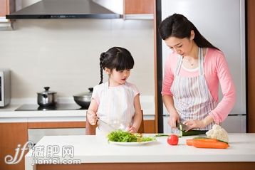 女兒,母親,準備食物,家庭生活,親情_899ce3c99_媽媽和女兒一起做飯_創意圖片_Getty Images China