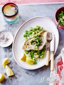 食品,桌子,餐具,海產,室內_507827813_Steamed snapper fish with beans_創意圖片_Getty Images China