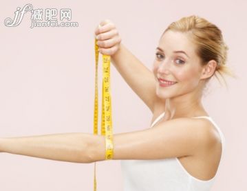 人,測量工具,影棚拍攝,20到24歲,金色頭髮_98541664_woman holding measuring tape around her arm_創意圖片_Getty Images China