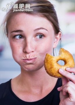 人,室內,20到24歲,灰色眼睛,金色頭髮_494727571_Young woman with big mouthful of doughnut_創意圖片_Getty Images China