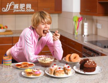 廚房,人,休閒裝,甜食,室內_136997843_Bulimic binge eating_創意圖片_Getty Images China