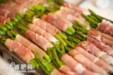 開胃品,自制的,攝影,飲食,餐盤_129796250_prosciutto wrapped asparagus_創意圖片_Getty Images China