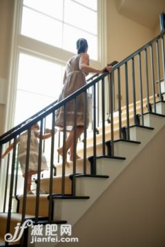 人,室內,35歲到39歲,赤腳,步行_104308042_Mom and daughter walking up stairs_創意圖片_Getty Images China