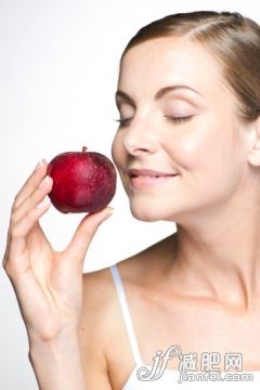 人,飲食,休閒裝,食品,影棚拍攝_483612331_Young woman with apple_創意圖片_Getty Images China