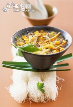 飲食,影棚拍攝,碗,麵條,湯_152832806_Bowl of noodle soup with sweetcorn and shiitake mushrooms_創意圖片_Getty Images China