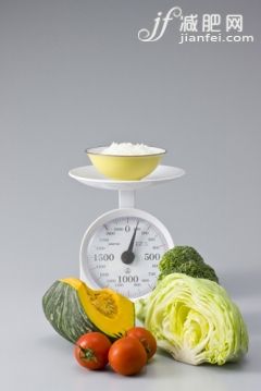 西蘭花,瘦身,食品,飲食,健康食物_gic7208572_Bowl of rice being measured on a weight scale, with a variety of vegetables_創意圖片_Getty Images China