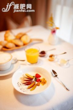 飲食,建築結構,飲料,桌子,度假_508487721_Breakfast with muesli, cereals and orange juice, S. Cassiano, Alta Badia, Italy_創意圖片_Getty Images China